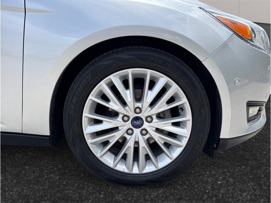 Used 2018 Ford Focus Titanium w/ Titanium Technology Package FWD image 13