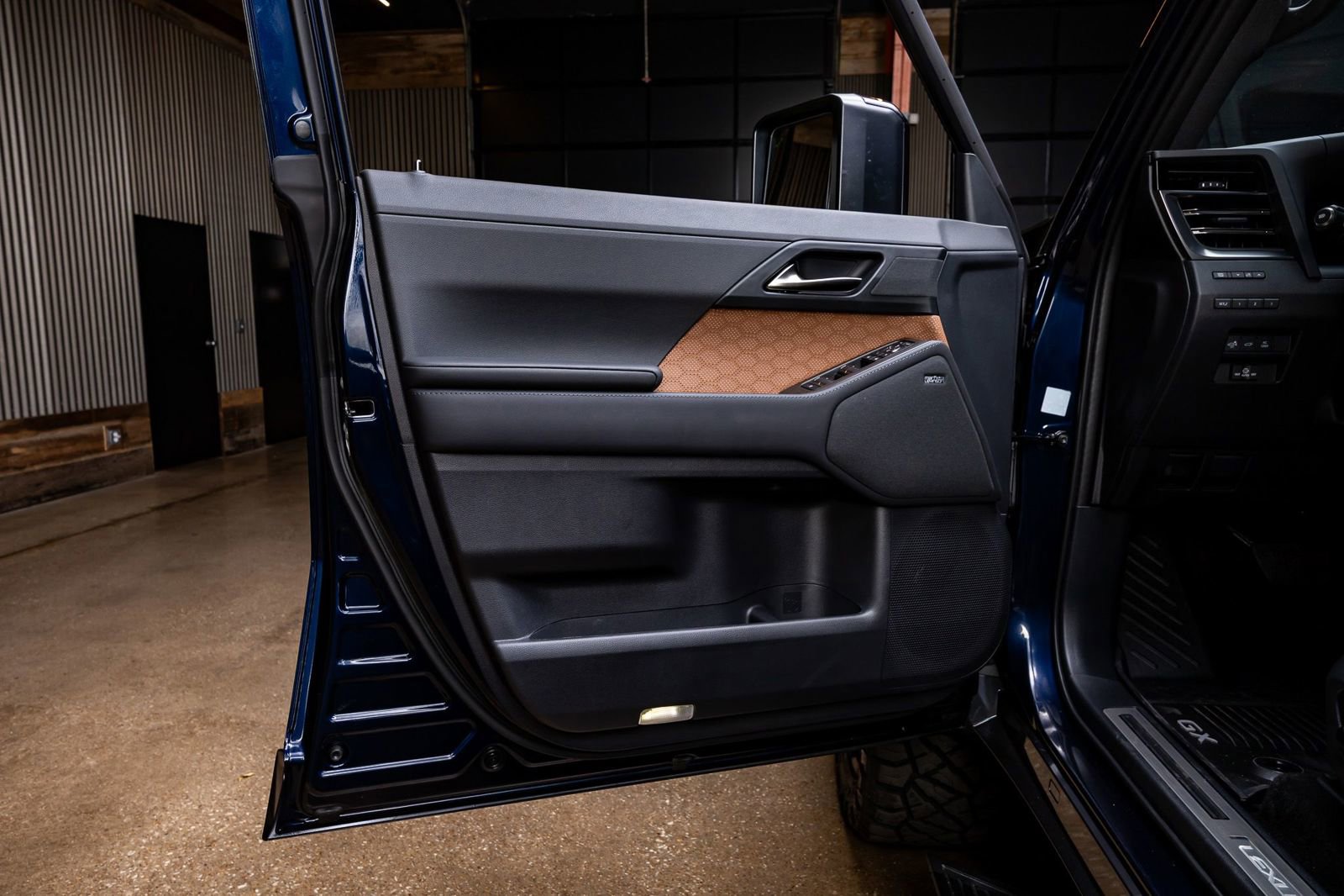 Used 2025 Lexus GX 550 w/ Accessory Package (2T) image 37