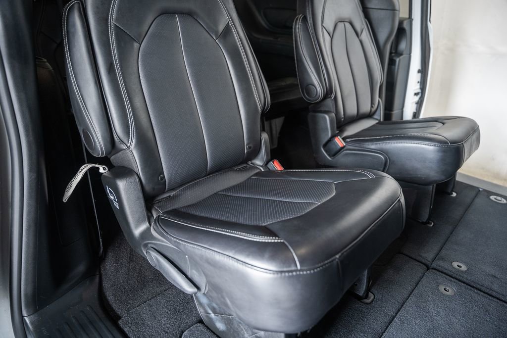 Used 2025 Chrysler Pacifica Select image 35