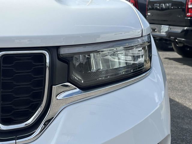 Used 2023 Jeep Grand Cherokee Laredo image 9