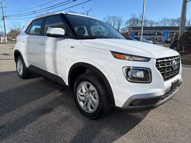 Certified 2025 Hyundai Venue SE image 4