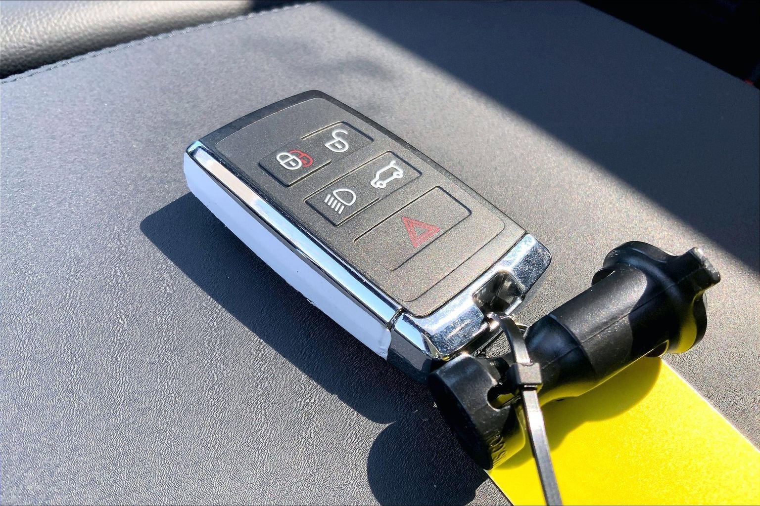 Used 2025 Land Rover Discovery S AWD/4WD image 13