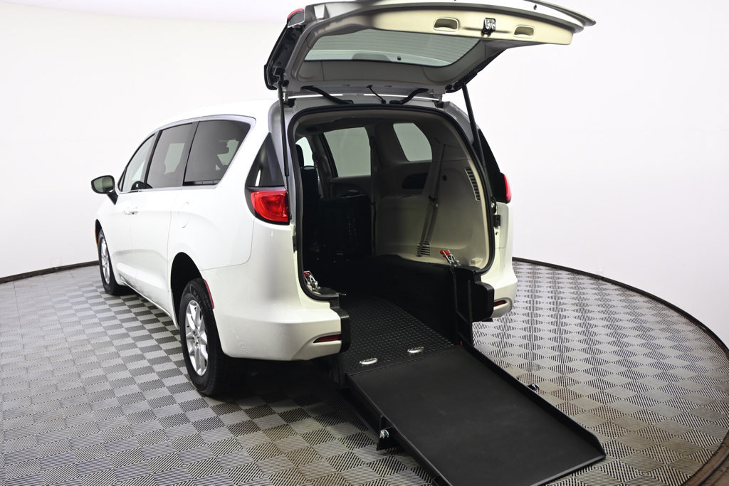 Used 2023 Chrysler Voyager LX FWD image 2