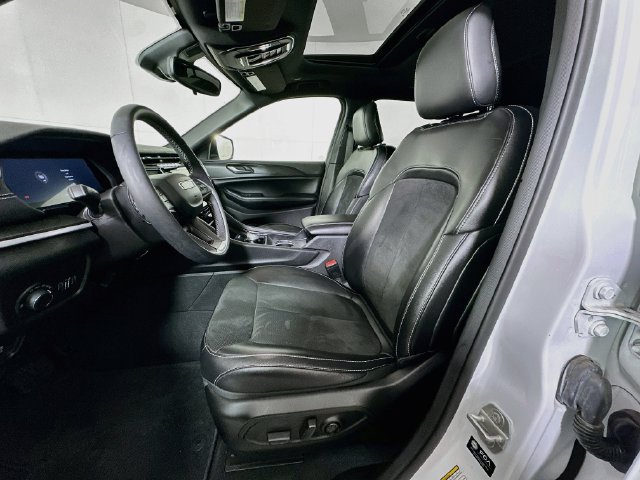 Used 2024 Jeep Grand Cherokee L Altitude AWD/4WD image 21