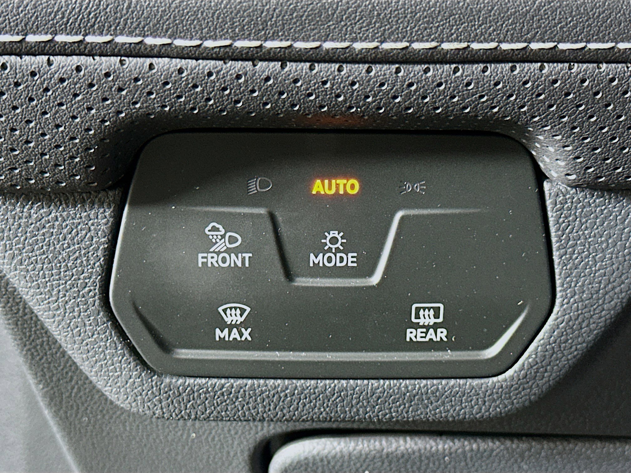 Used 2025 Volkswagen Atlas SE image 17