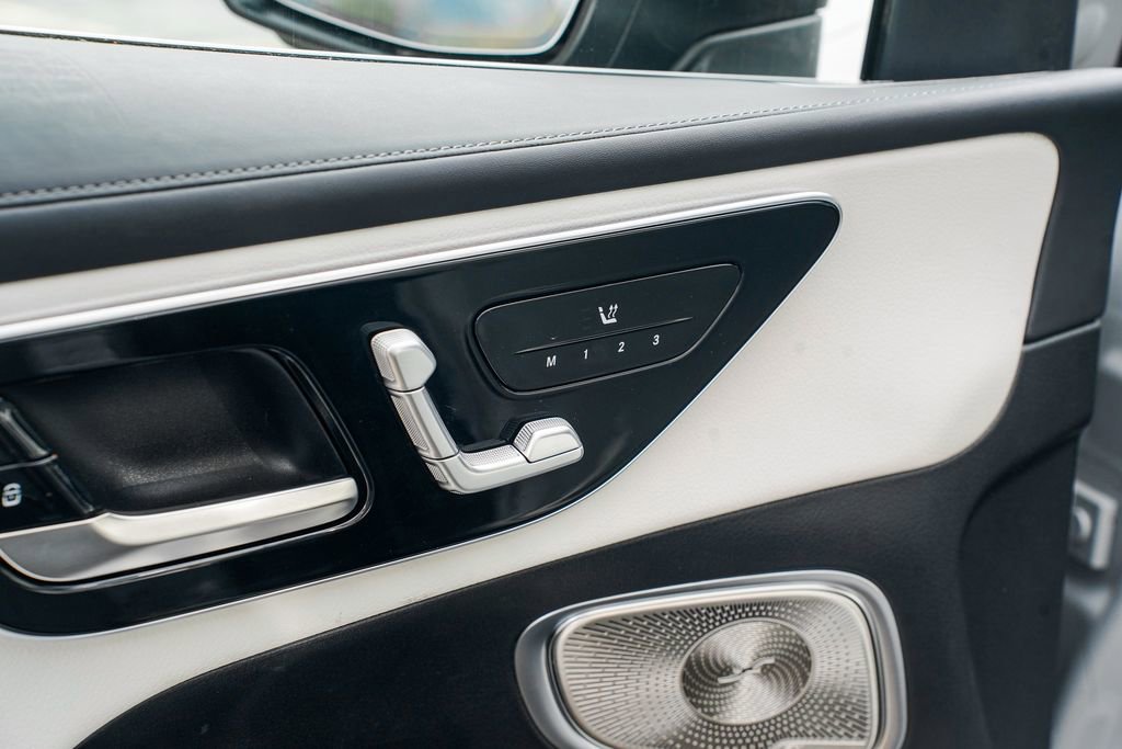 Used 2025 Mercedes-Benz GLC 350e 4MATIC image 10