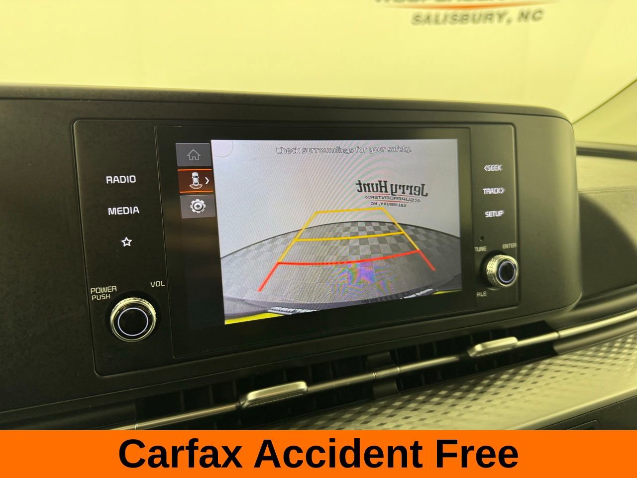 Used 2023 Kia Carnival LX image 3