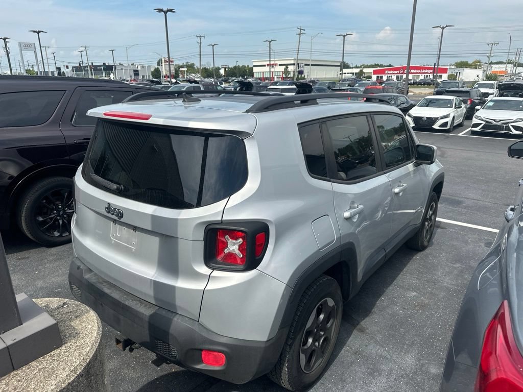 Used 2015 Jeep Renegade Latitude w/ Cold Weather Group II FWD image 4
