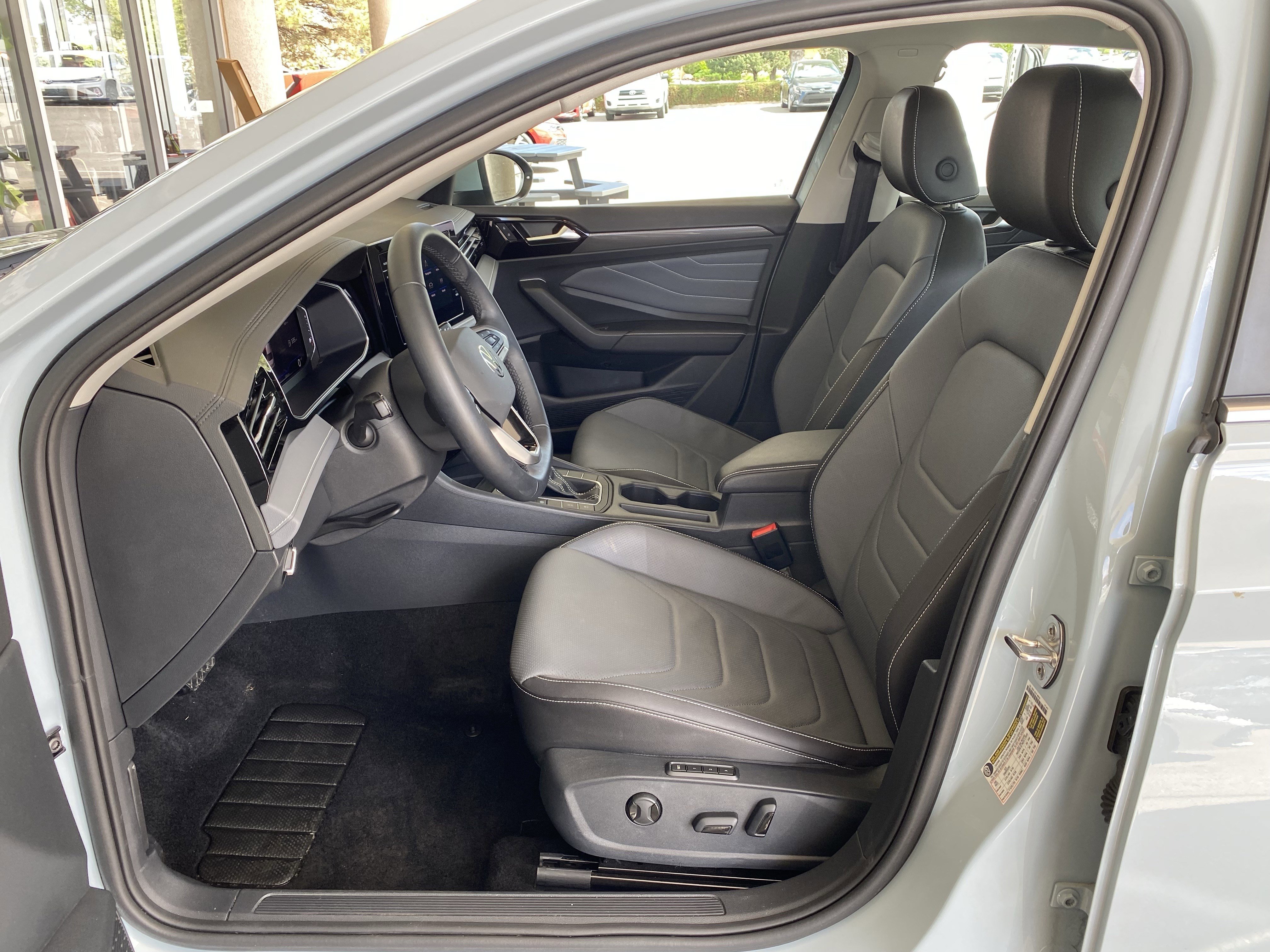 Certified 2025 Volkswagen Jetta SEL image 29