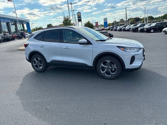 Used 2025 Ford Escape ST-Line Select AWD/4WD image 3