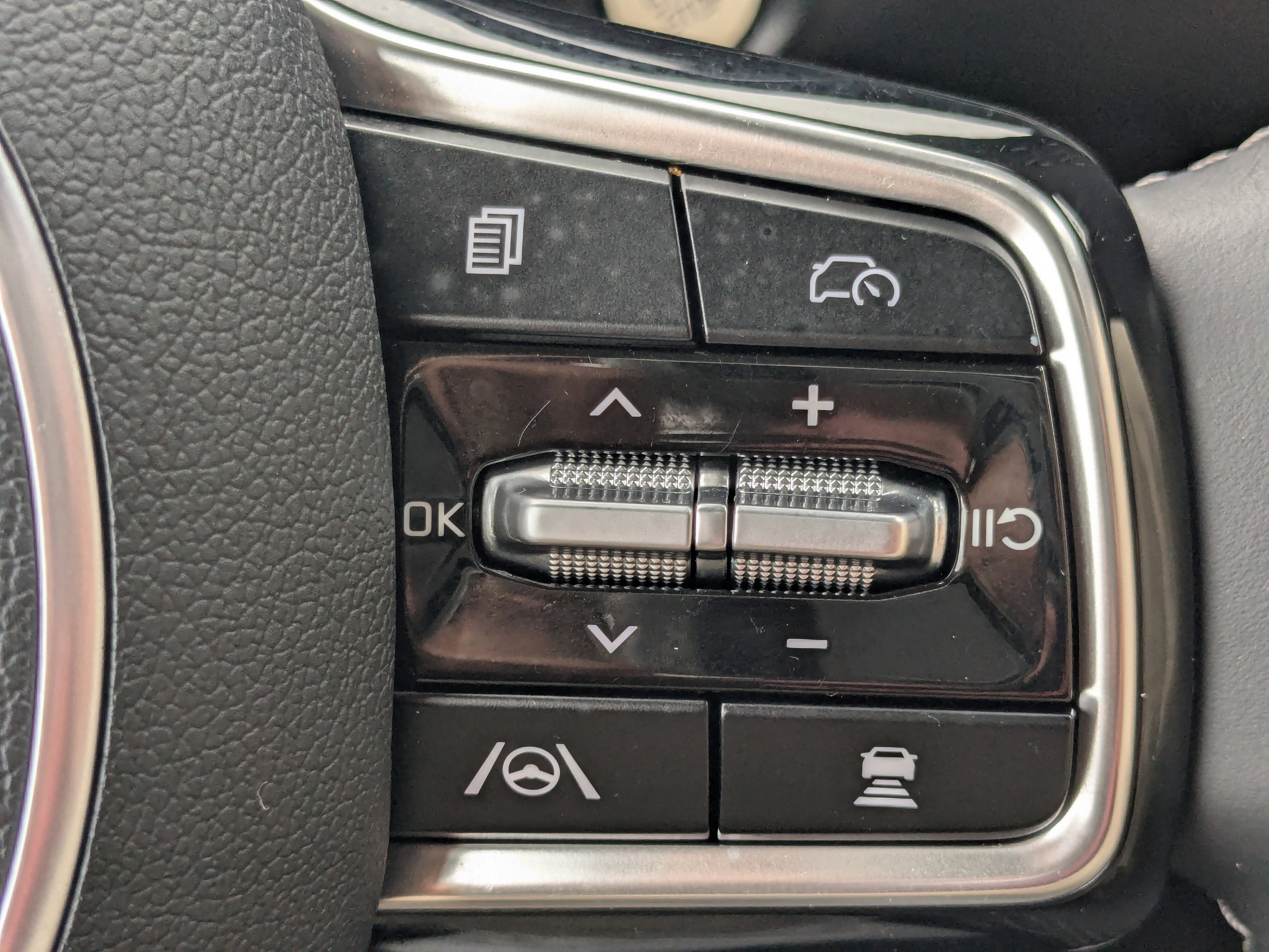 Certified 2025 Kia Sorento S image 37