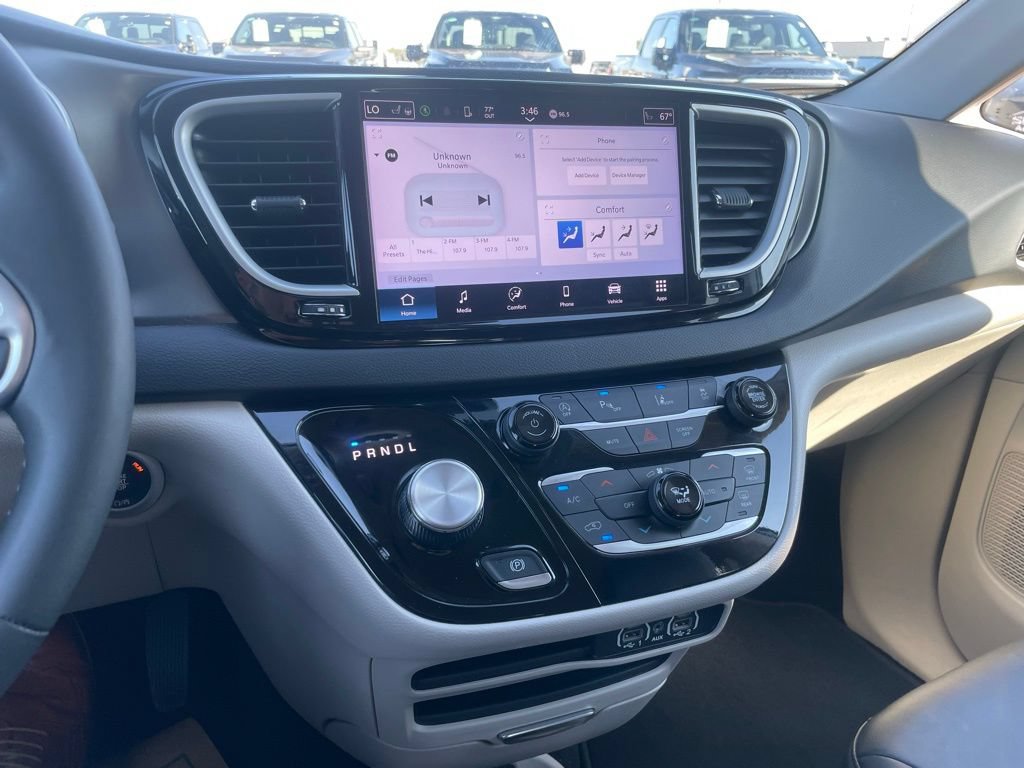 Used 2024 Chrysler Pacifica Touring-L FWD image 11