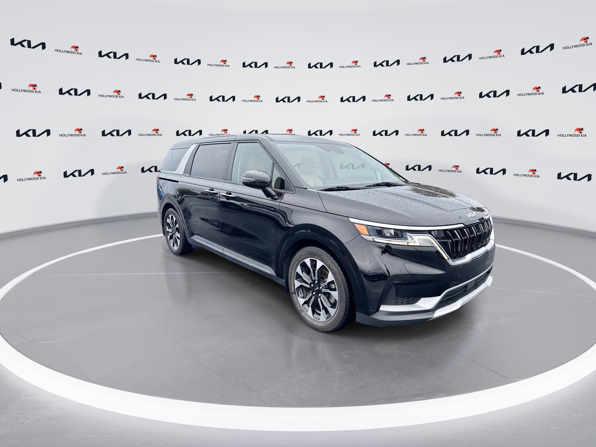 Used 2022 Kia Carnival EX FWD image 2