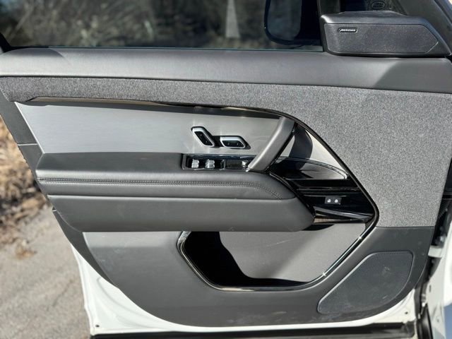 Used 2025 Land Rover Range Rover Sport SE image 9