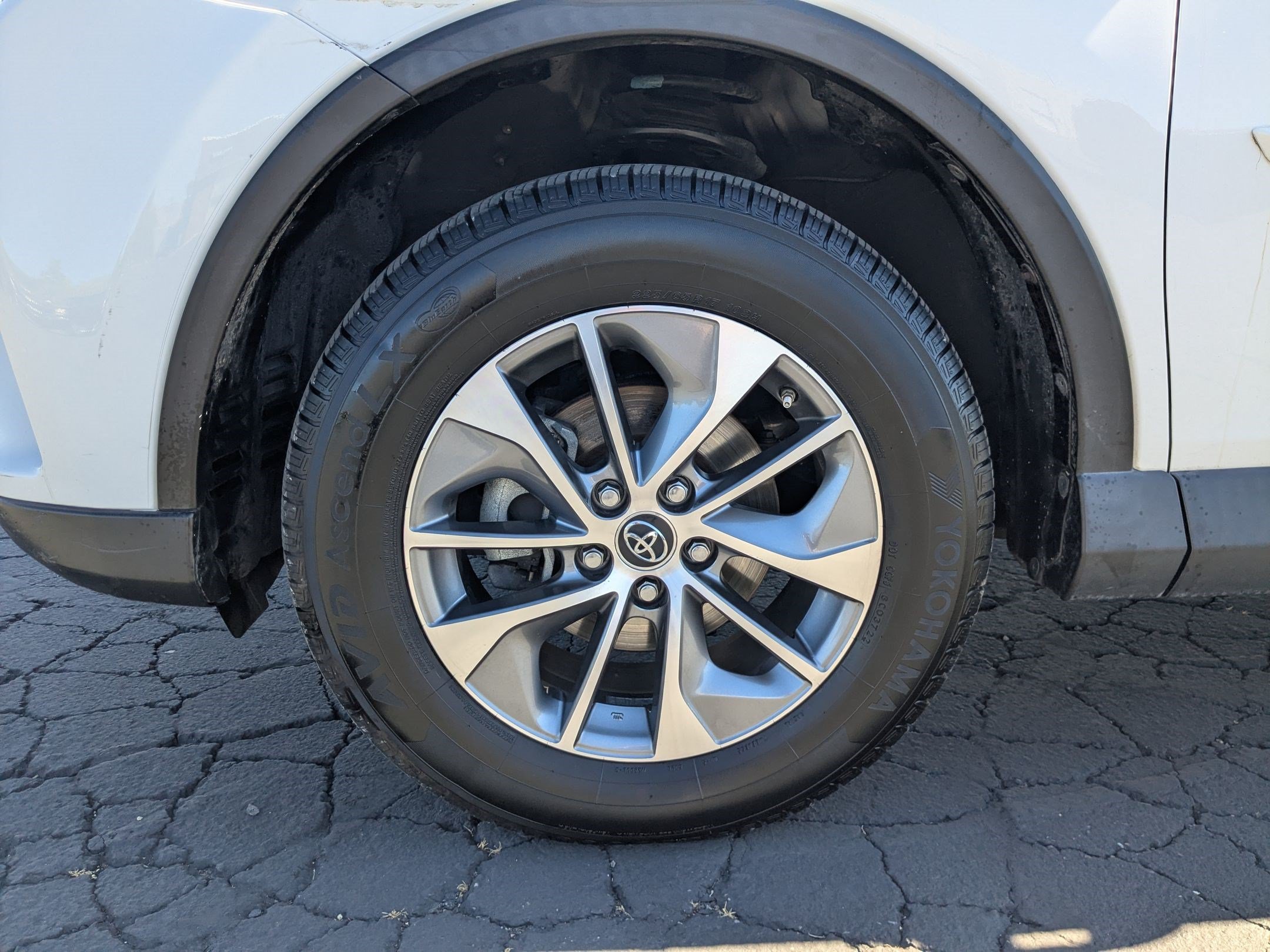 Used 2018 Toyota RAV4 XLE AWD/4WD image 36