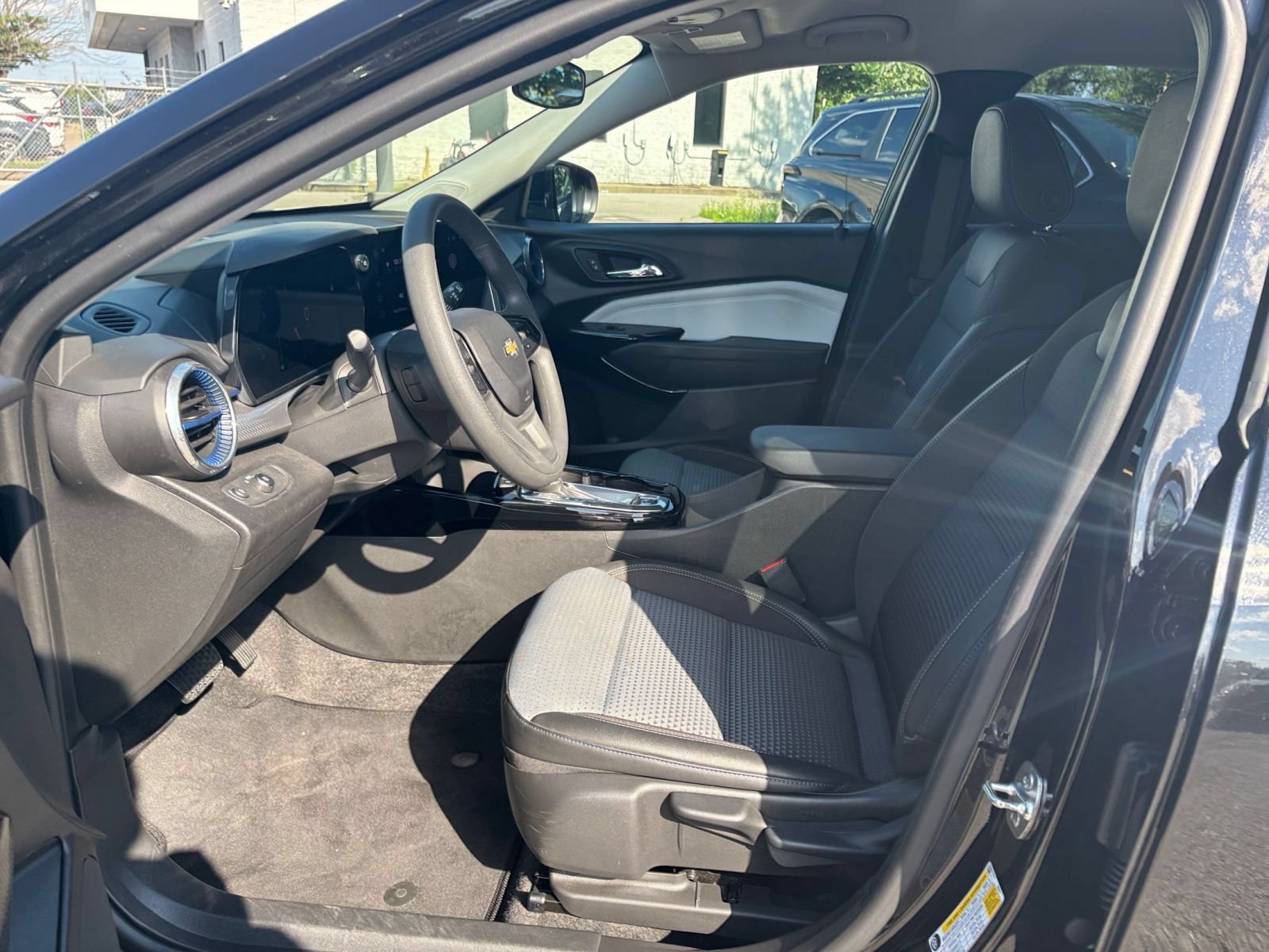 Used 2025 Chevrolet Trax LT FWD image 27