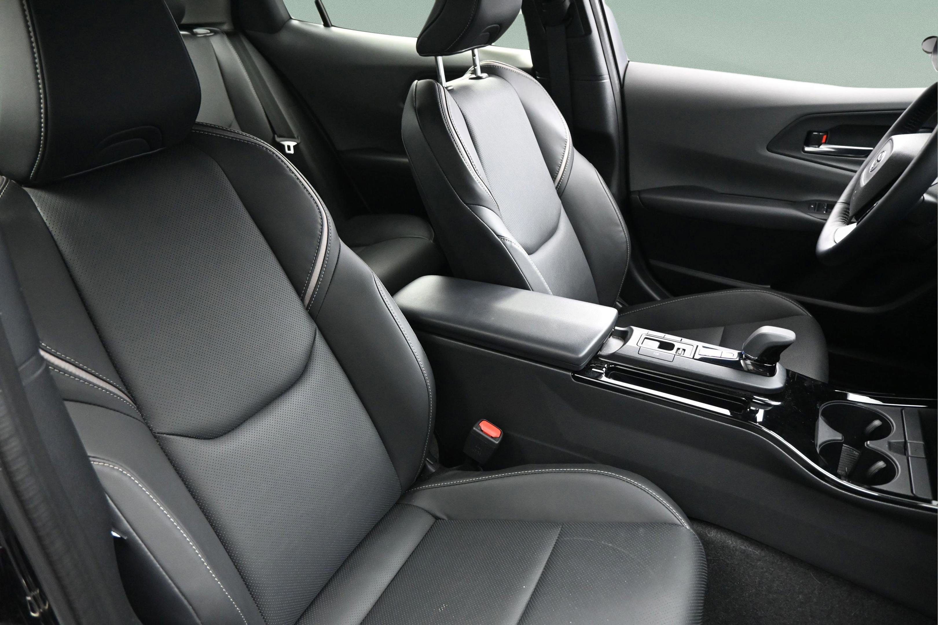Used 2025 Toyota Prius XLE FWD image 36
