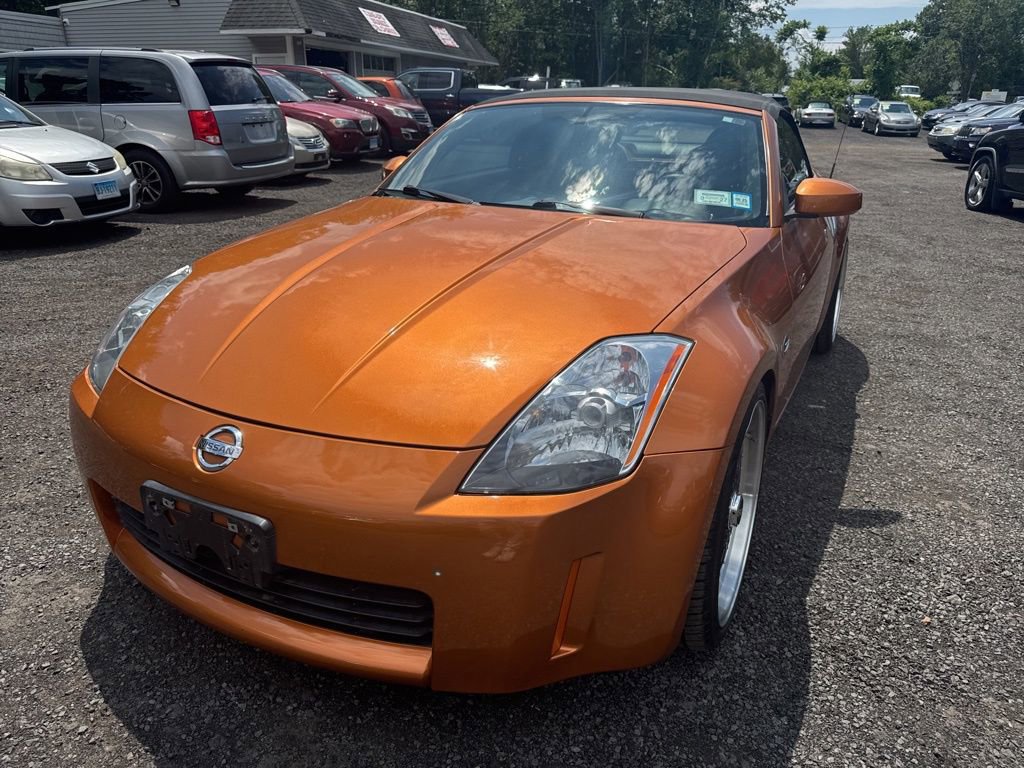 Used 2005 Nissan 350Z Touring RWD image 2