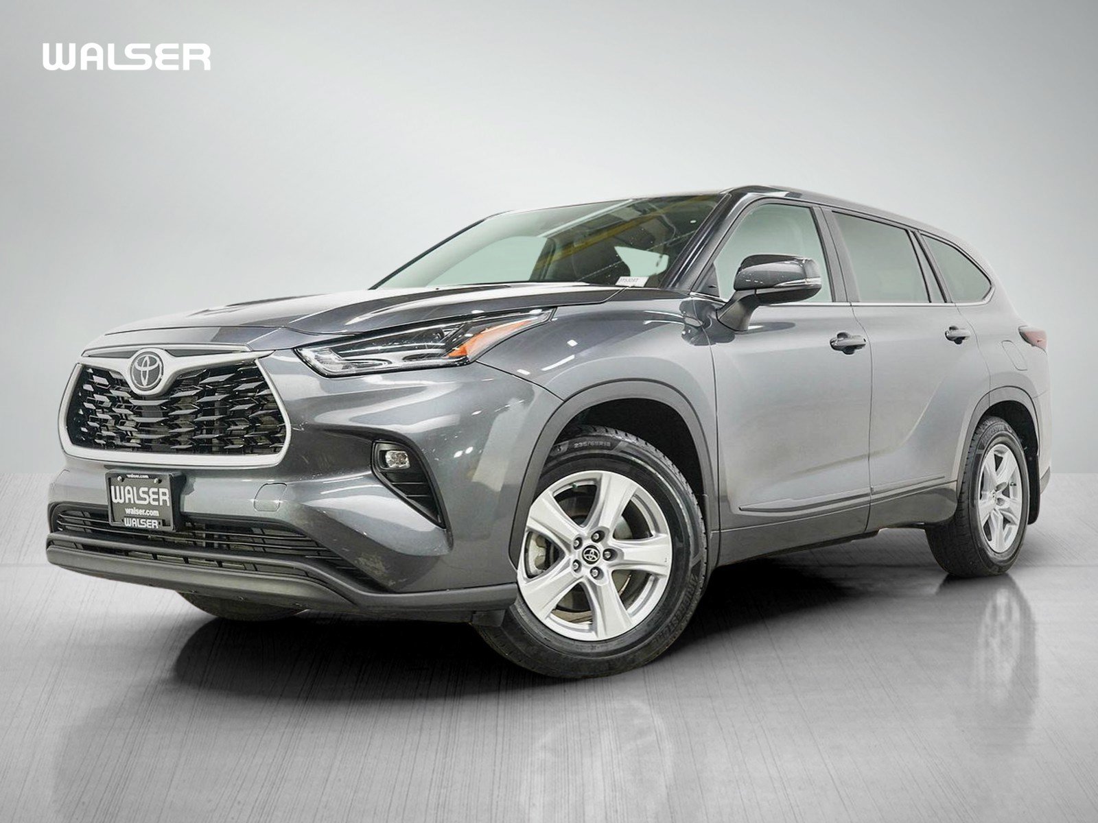 Used 2024 Toyota Highlander LE FWD image 1