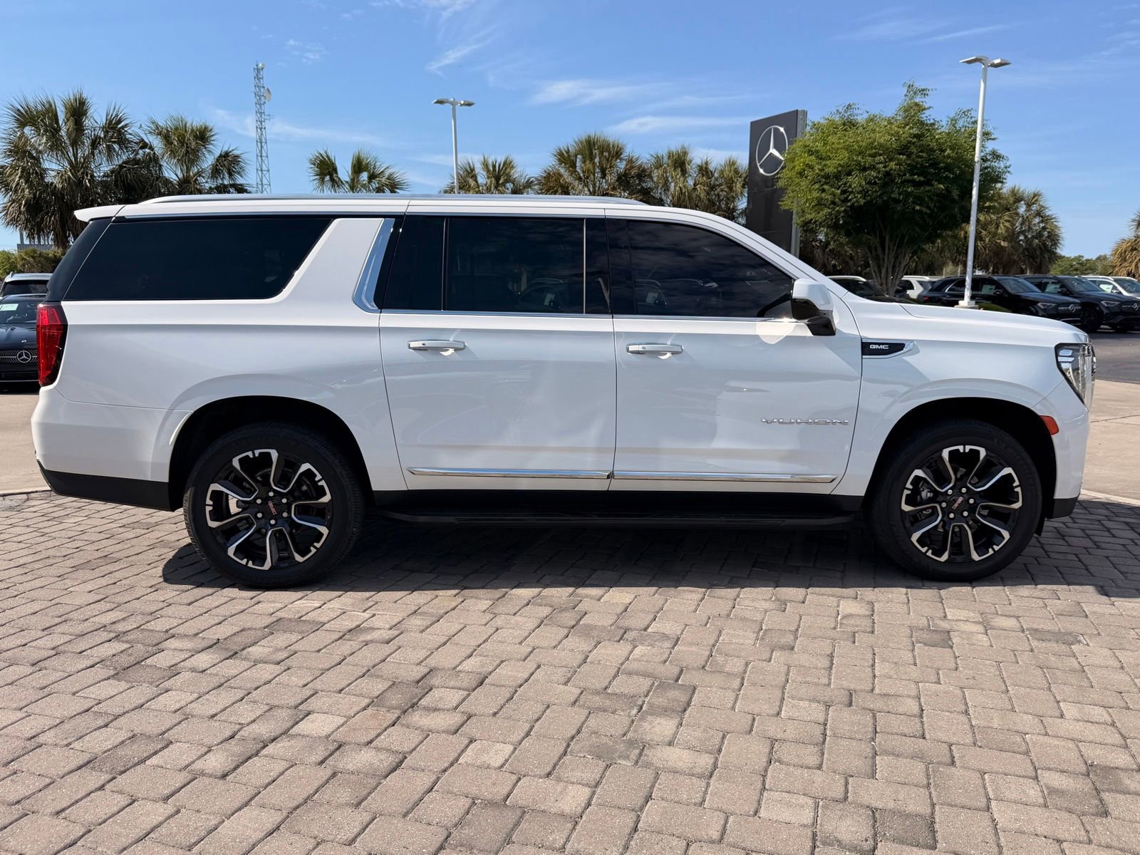 Used 2023 GMC Yukon XL SLT RWD image 7