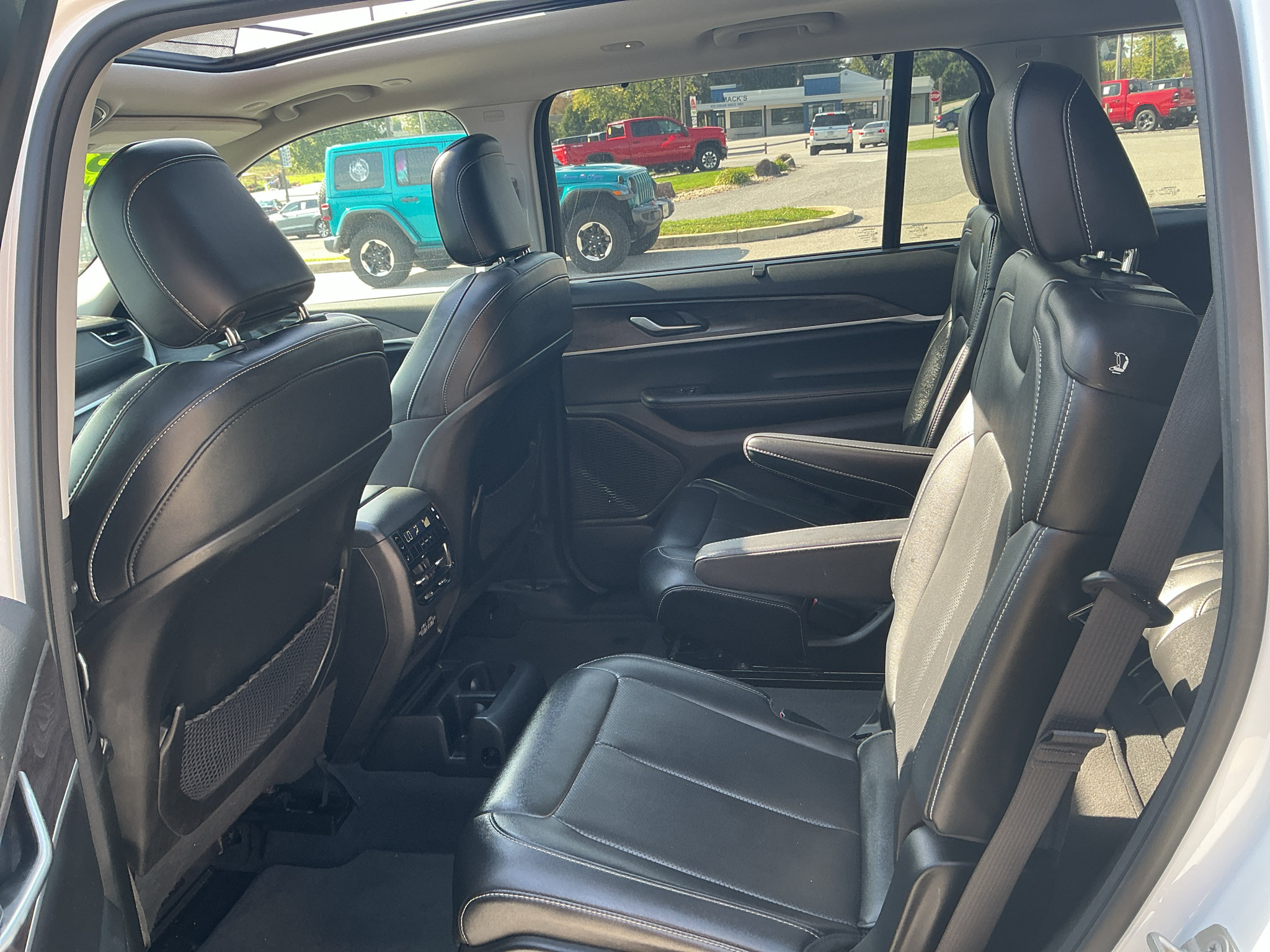 Used 2023 Jeep Grand Cherokee L Limited w/ Luxury Tech Group II AWD/4WD image 19