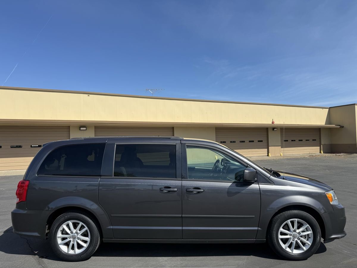 Used 2016 Dodge Grand Caravan SXT w/ UConnect Hands-Free Group image 8