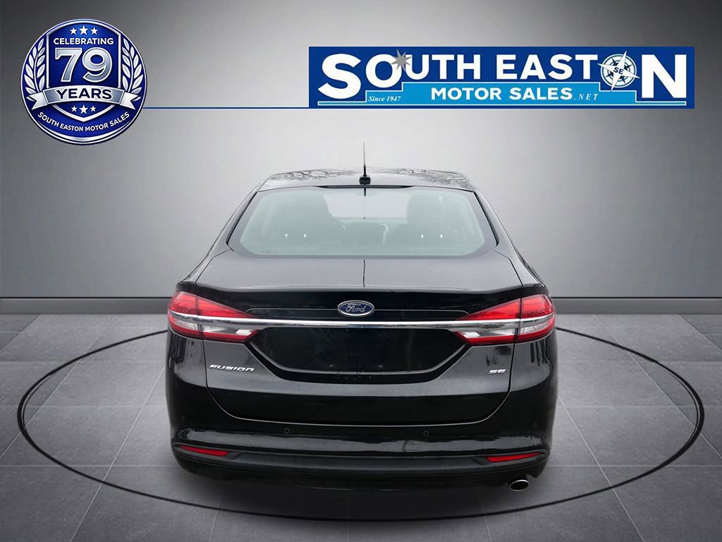 Used 2017 Ford Fusion SE w/ Fusion SE Technology Package image 4