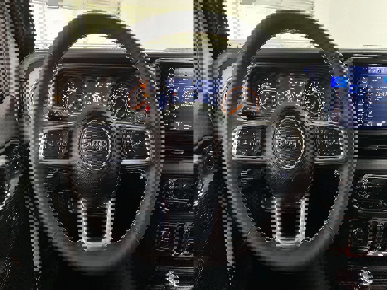 Used 2025 Jeep Wrangler Sahara image 19