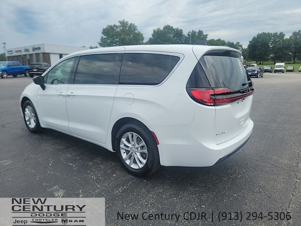 New 2027 Chrysler Pacifica Select FWD image 3