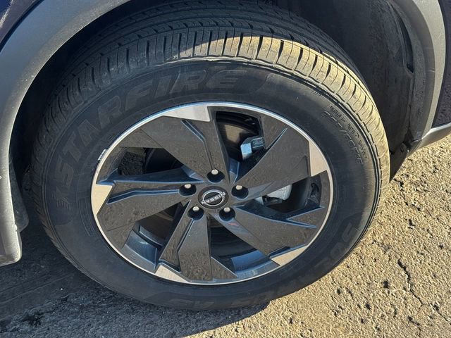 Used 2025 Nissan Rogue SV image 9