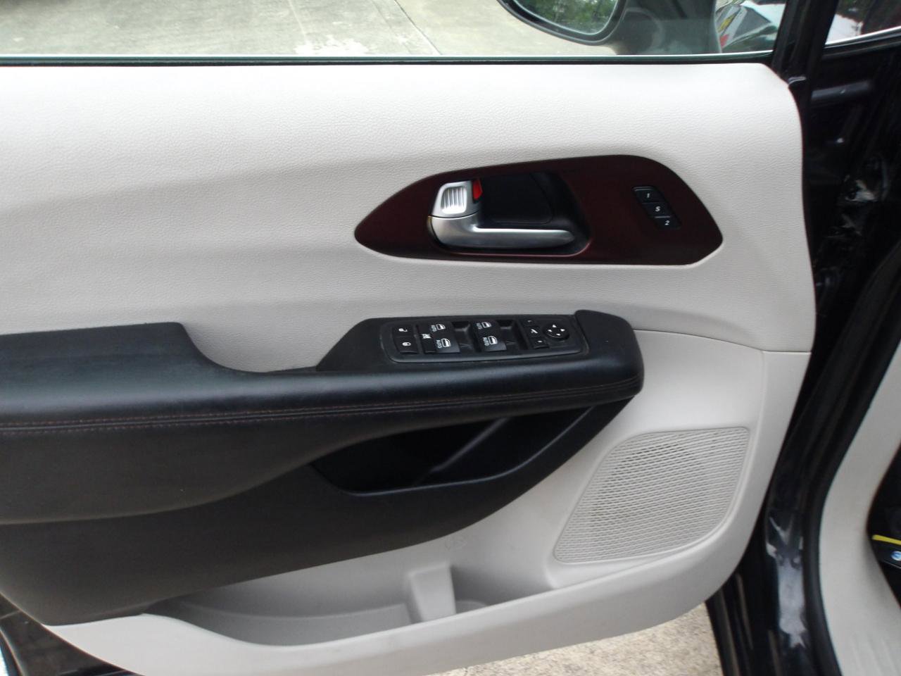 Used 2020 Chrysler Pacifica Limited FWD image 17