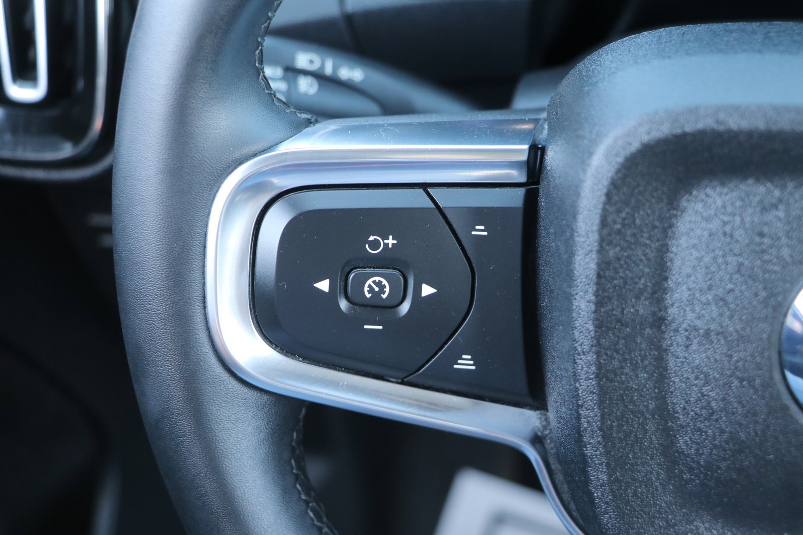 Used 2024 Volvo XC40 B5 Core image 18