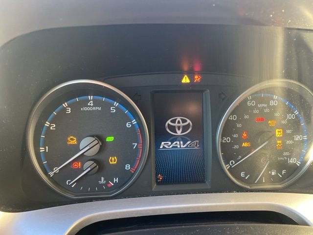 Used 2018 Toyota RAV4 LE image 16