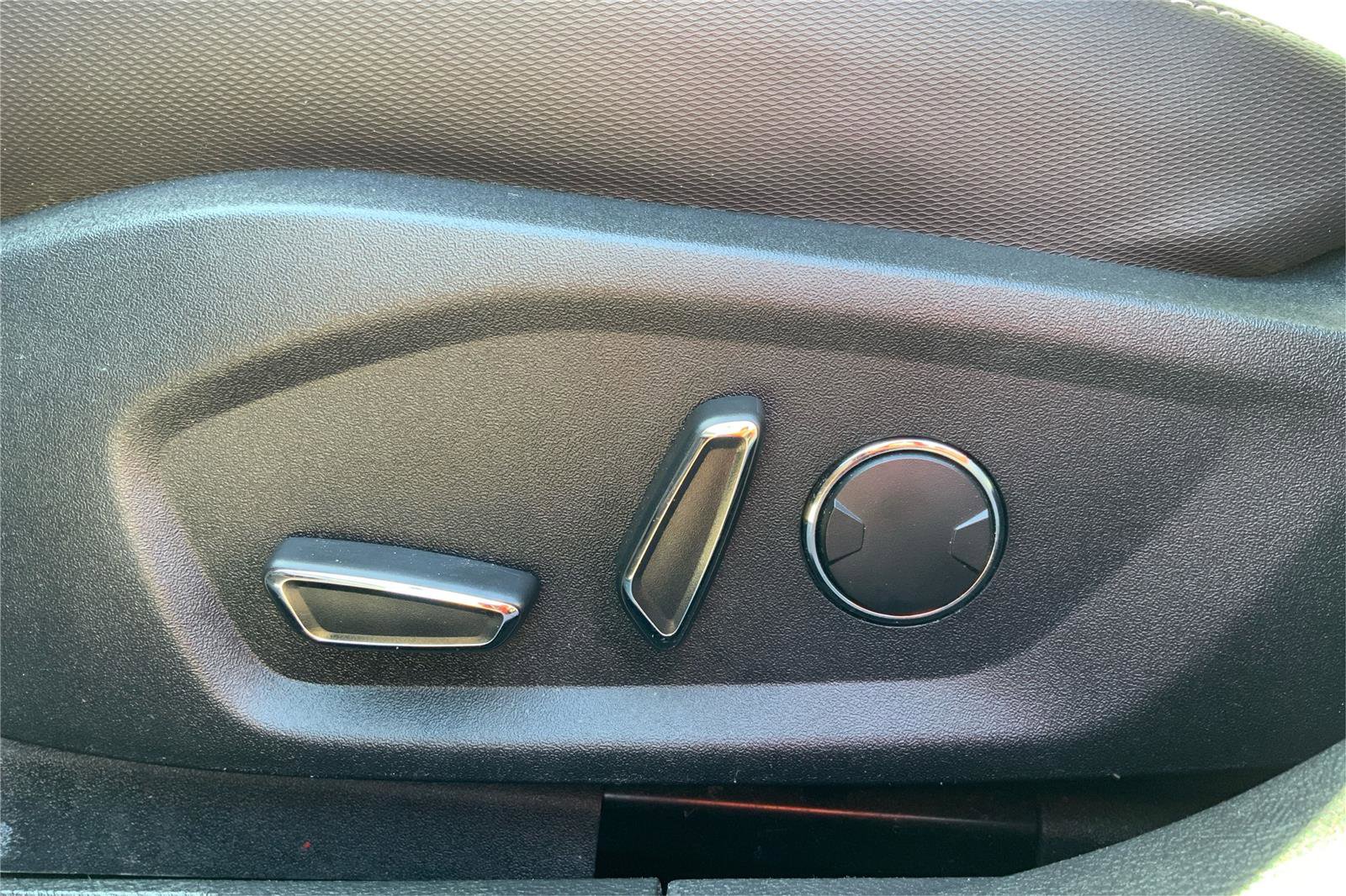 Used 2020 Ford Fusion SE w/ Equipment Group 151A image 19