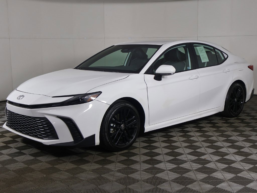 Used 2025 Toyota Camry SE image 6