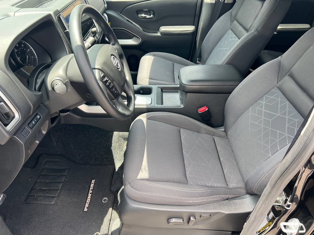 Used 2025 Nissan Frontier SV RWD image 9