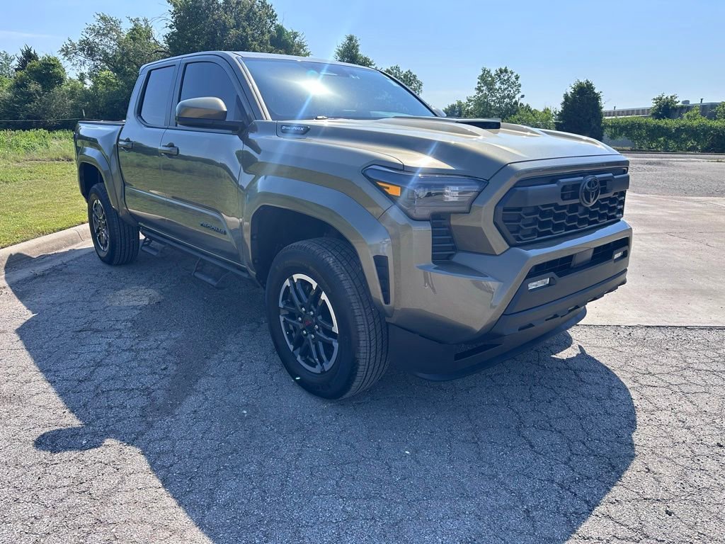 Used 2025 Toyota Tacoma TRD Sport AWD/4WD image 3