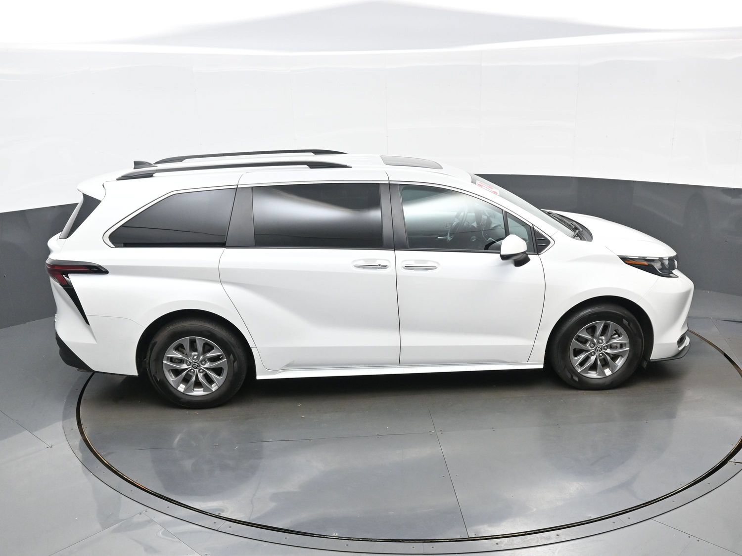 Used 2024 Toyota Sienna XLE AWD/4WD image 43
