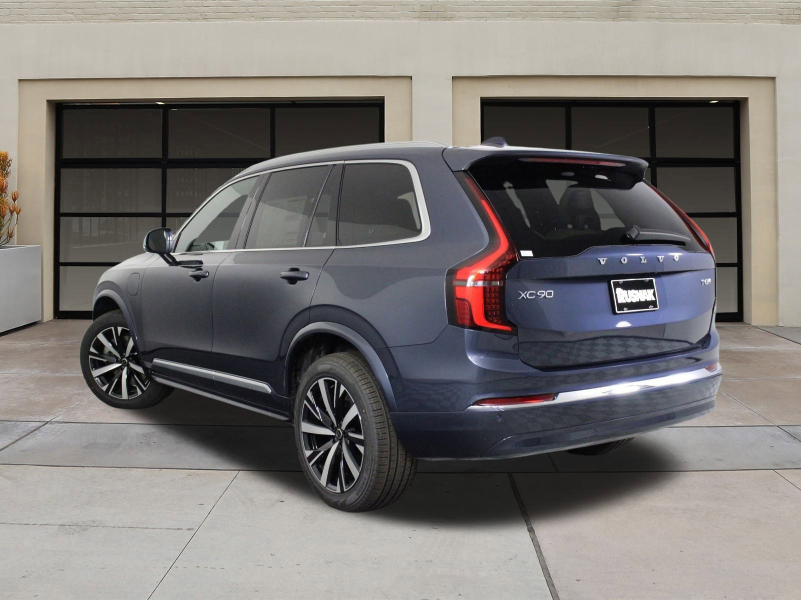 New 2026 Volvo XC90 T8 Core image 3