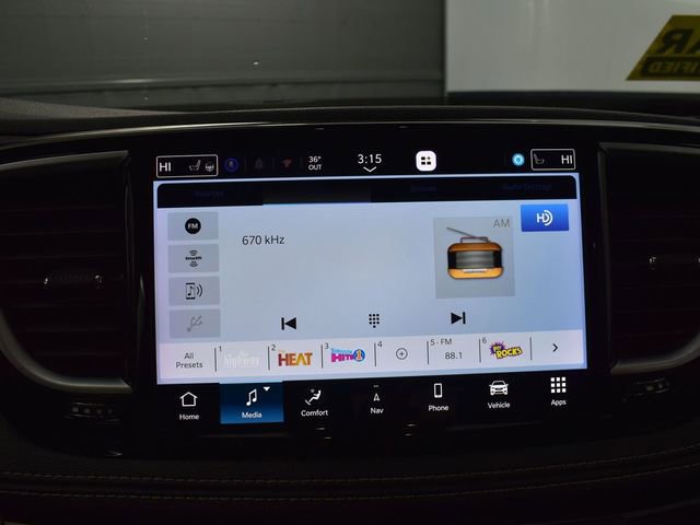 Used 2023 Chrysler Pacifica Limited image 23