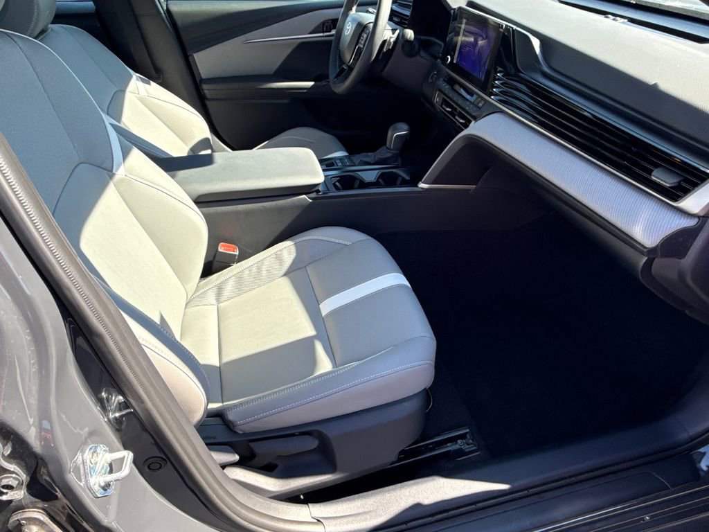 Used 2025 Toyota Camry SE image 13