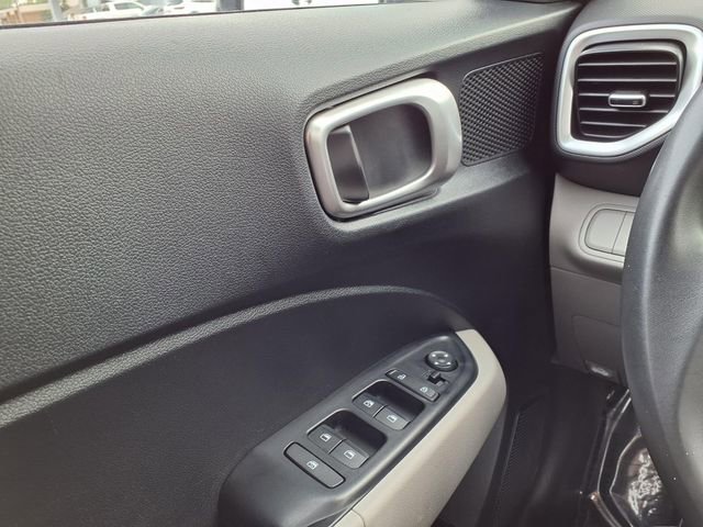 Used 2025 Hyundai Venue SEL FWD image 82