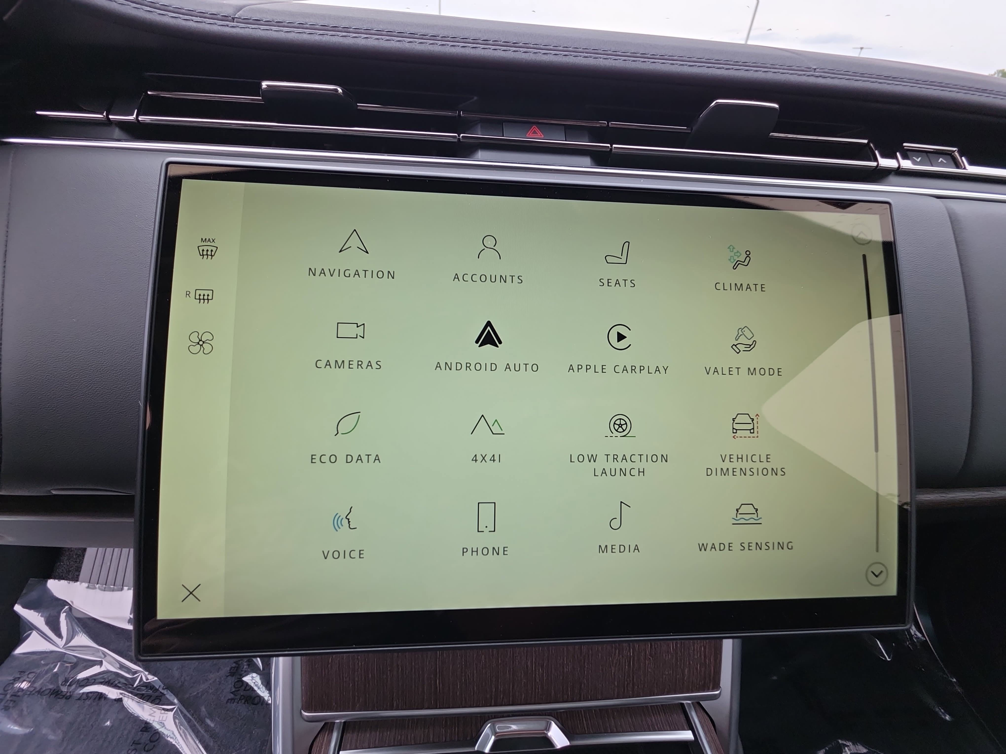 New 2026 Land Rover Range Rover Long Wheelbase SE AWD/4WD image 24