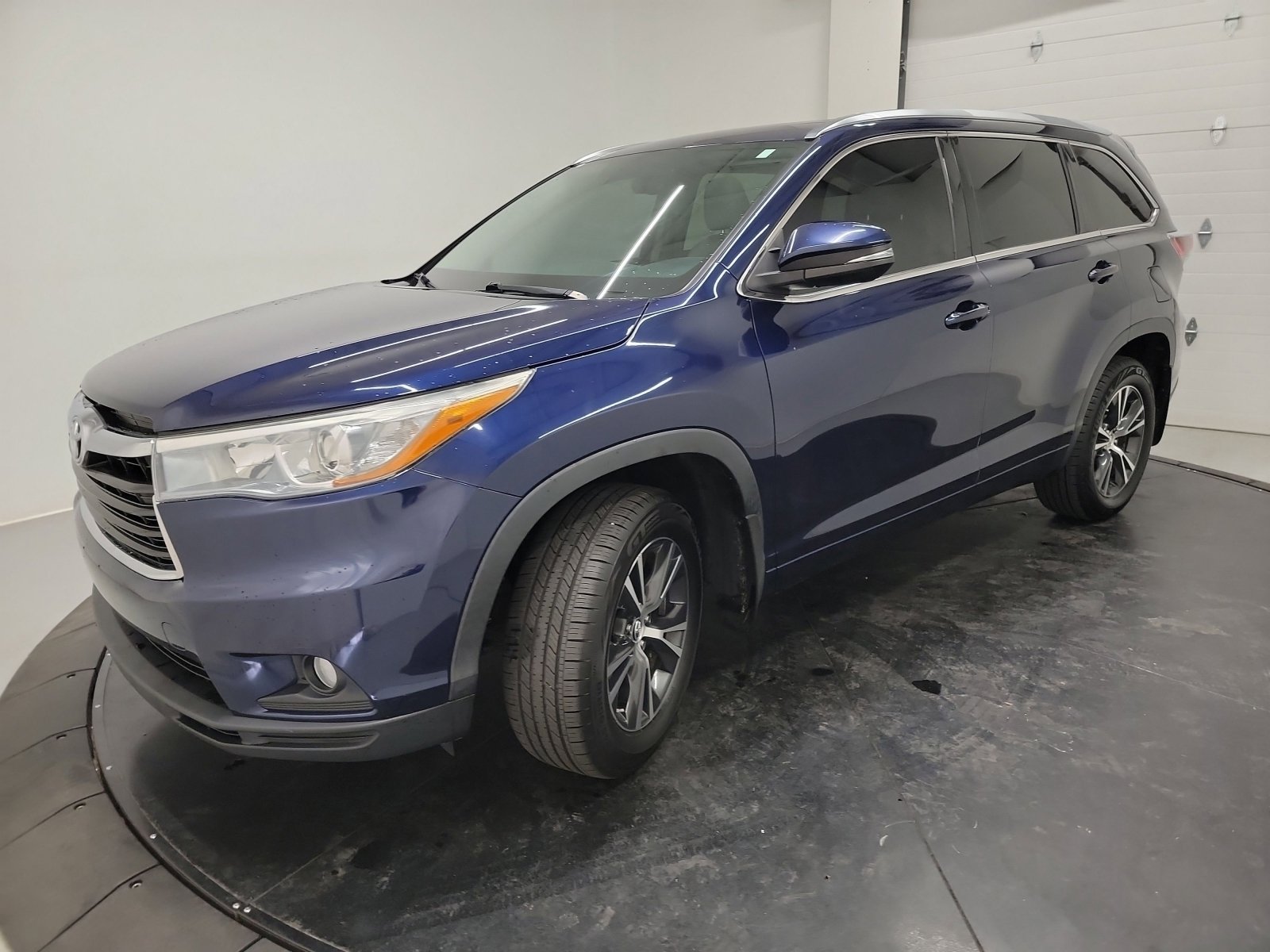 Used 2016 Toyota Highlander XLE AWD/4WD image 3