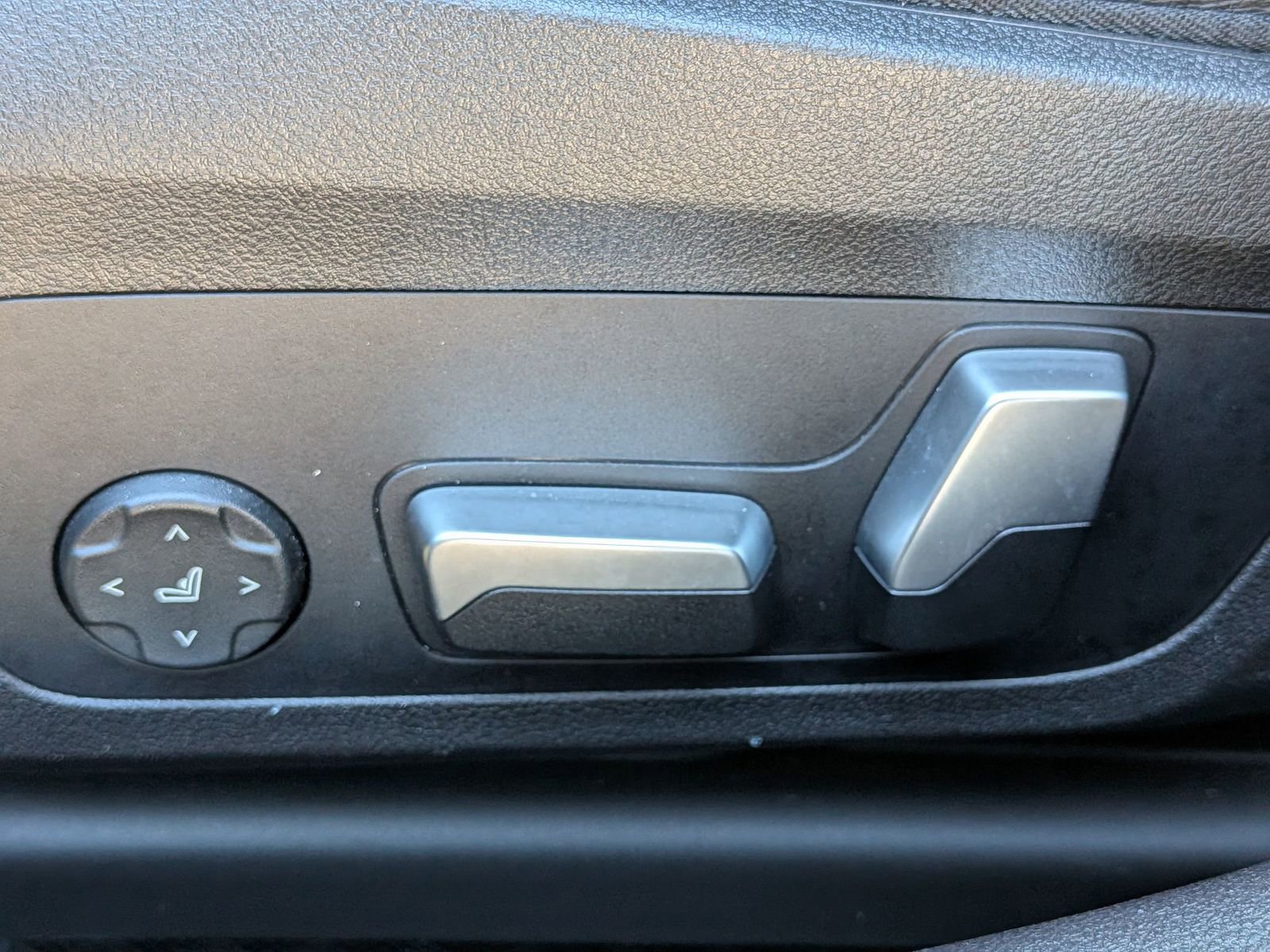 Used 2023 BMW 330i Sedan w/ Driving Assistance Package image 17