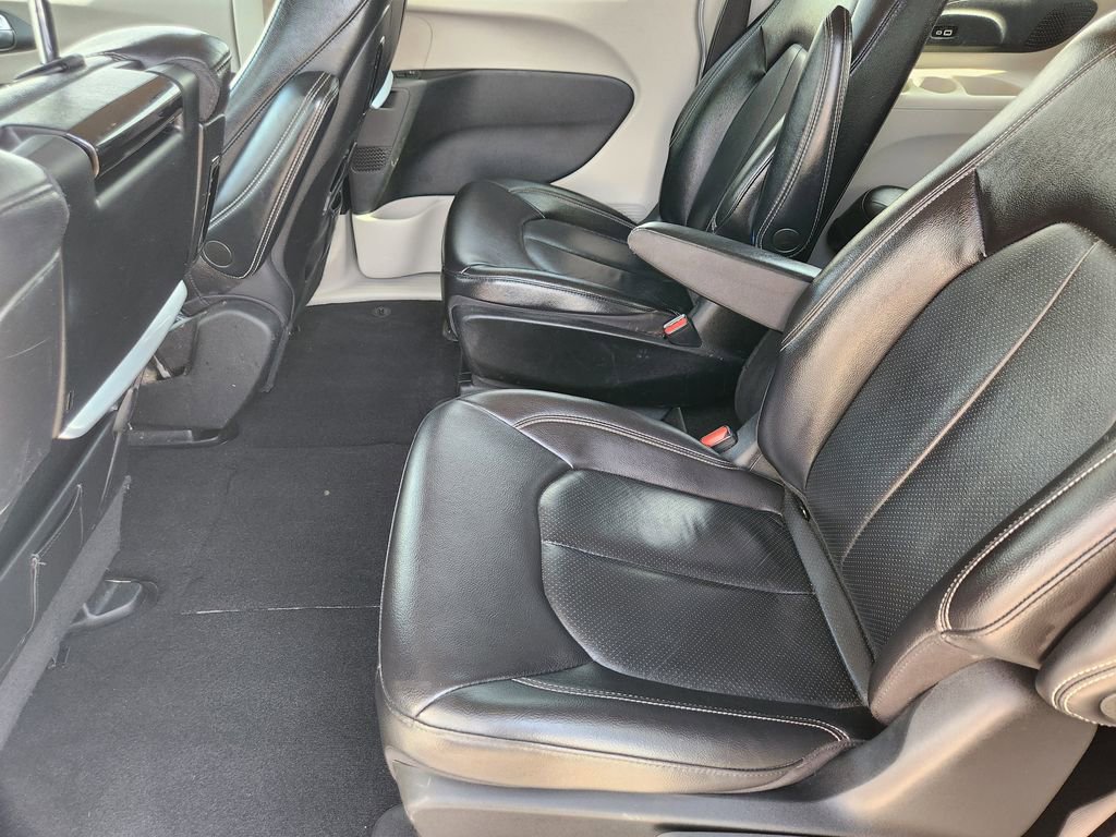 Used 2022 Chrysler Pacifica Touring-L w/ Uconnect Theater Family Group image 18