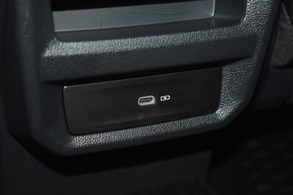 Certified 2025 Volkswagen Taos SE w/ Panoramic Sunroof Package image 18