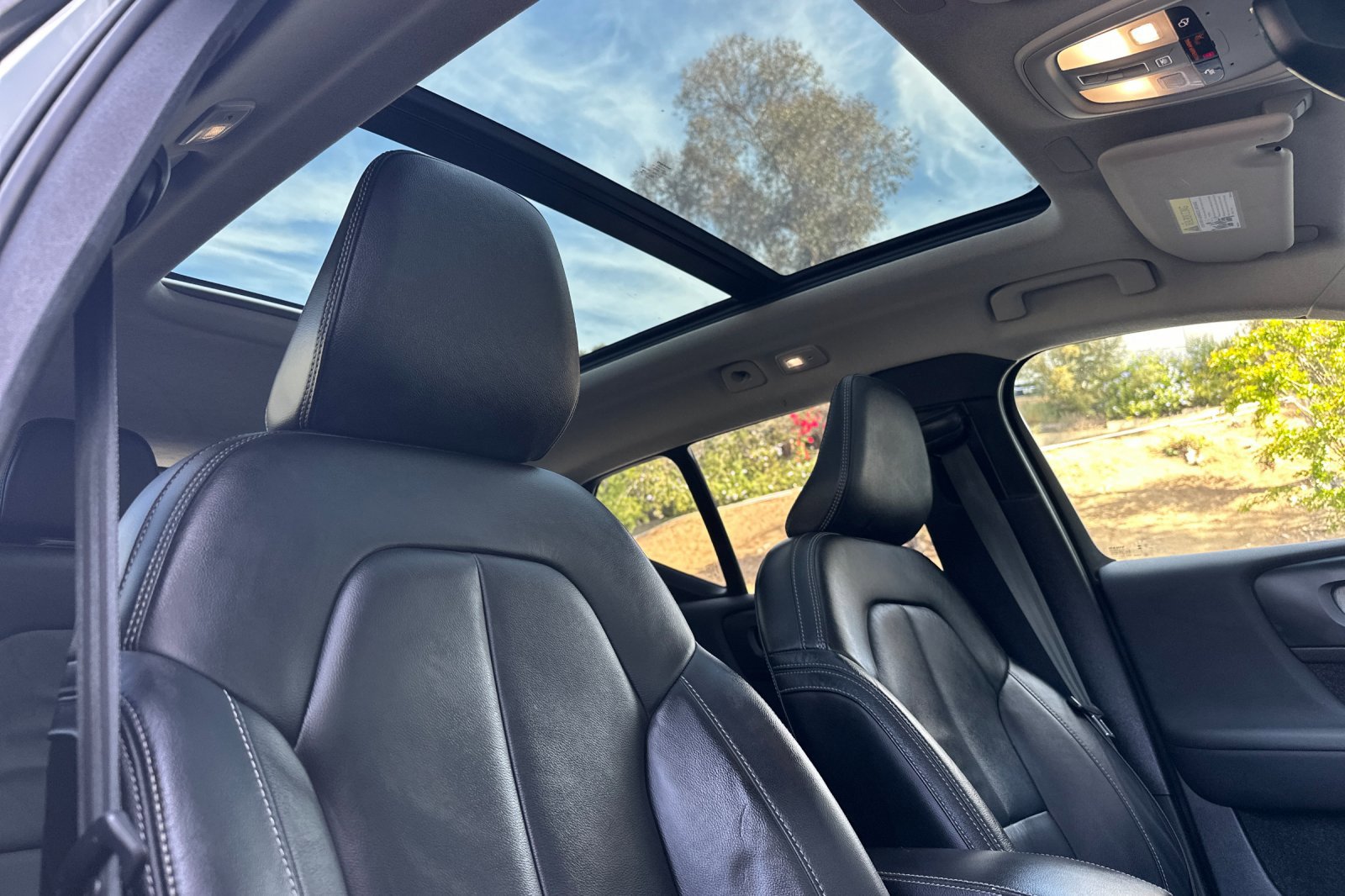 Used 2023 Volvo XC40 B4 Ultimate FWD image 18