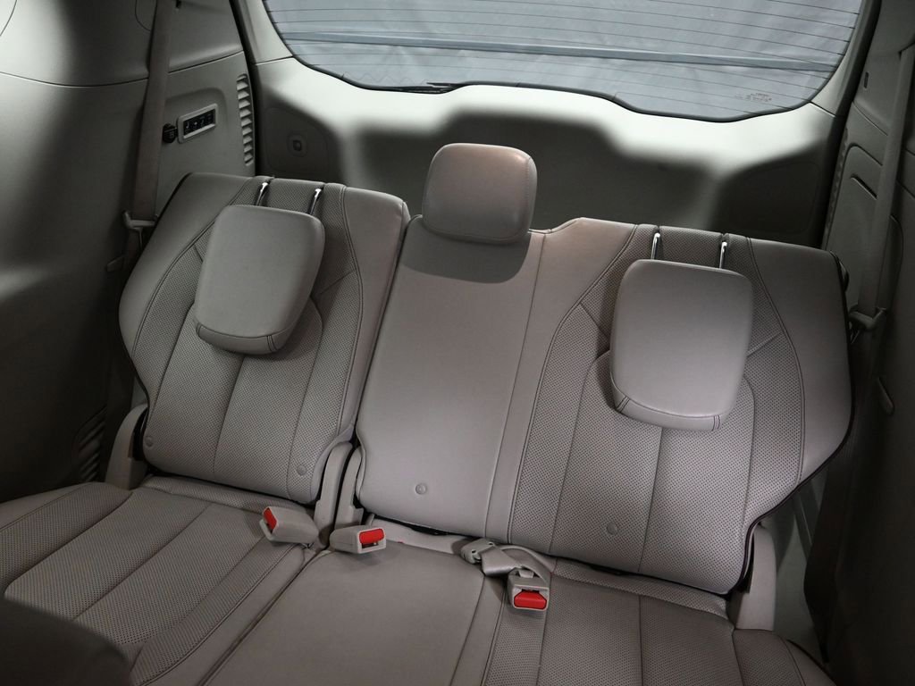 Used 2018 Chrysler Pacifica Limited image 28