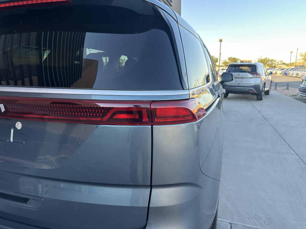 Used 2024 Kia Carnival EX image 14